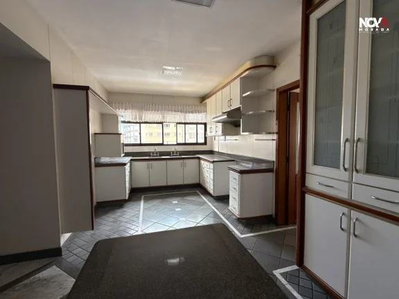Imagem Apresentamos este amplo e sofisticado apartamento localizado na Praia da Costa, um dos endereços ma...