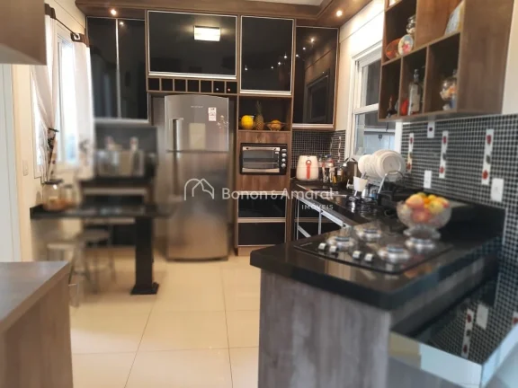 Imagem Linda e aconchegante casa com 3 suítes (2 com terraço), 5 banheiros, hall de entrada, sala de esta...