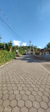 "Oportunidade única! Terreno em declive com vista deslumbrante e infraestrutura completa em condomínio de chácaras com portaria 24 horas"