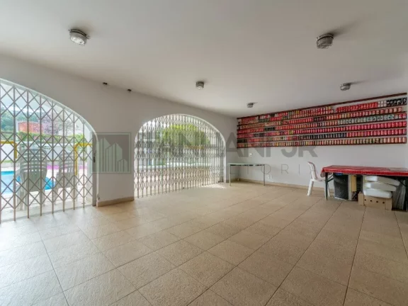 Imagem VENDO CASA CIDADE JARDIM - Próximo à Praça Alfredo Volpi. A casa possui 04 suítes sendo uma master e uma suíte com sala íntima, living para três am