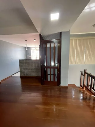 Imagem Espaçosa Casa à Venda no Bairro Coroa do Meio