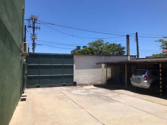 Imagem Galpão Comercial à Venda em Macaé-RJ, Bairro Botafogo: 1 Sala, 1 Banheiro, 4 Vagas de Garagem, 250m² de Área. Aproveite!