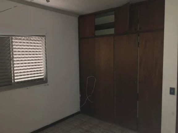 Imagem Apartamento com ótima localização, 2 quartos sendo uma suíte com armário embutido, sala, sacada...