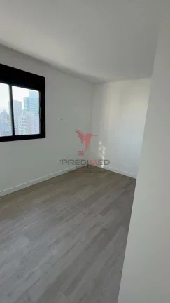 Imagem Apartamento de alto padrão com 3 suites e duas vagas de garagem, sacada,na meia praia