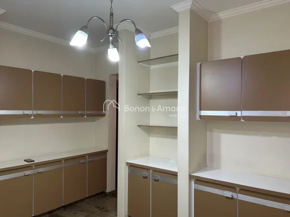 Imagem MORE NUM AMPLO APARTAMENTO DE 208m² !!!

Sala ampla para 3 ambientes, sala de almoço e sala de jan...