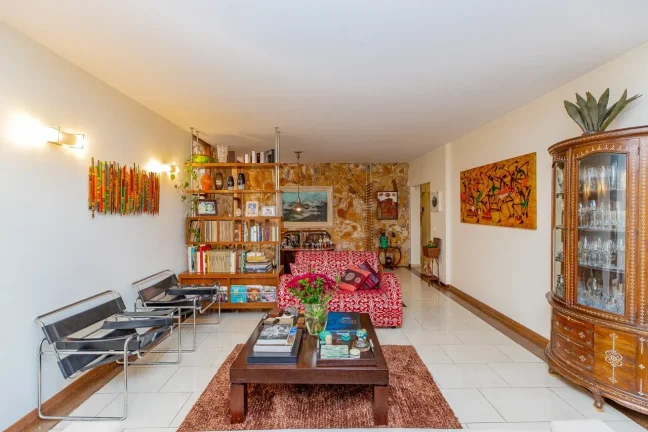 Imagem Casa à venda em Alto de Pinheiros, na tranquila Rua Bernarda Luís, 68, endereço desejado, arboriz...