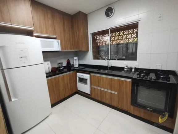 Imagem Casa em Condomínio à Venda em Cotia-SP, com 3 Quartos sendo 1 Suíte, 2 Salas, 3 Banheiros, 2 Vagas, 86m².
