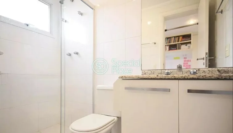 Imagem Amplo apartamento à venda com 4 quartos, sendo 3 suítes, e 5 banheiros no total. Este apartamento ...
