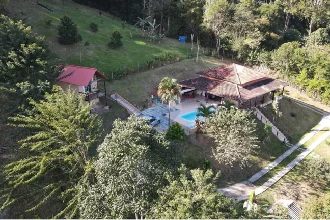 Imagem Sítio com três dormitórios e piscina em Saquarema.