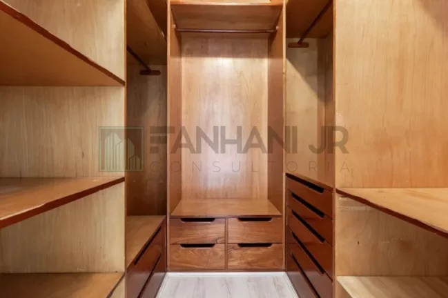 Imagem Venha conhecer este incrível apartamento com 3 quartos e 4 banheiros para alugar, com 225m² de pura sofisticação e conforto! Recentemente reformado,
