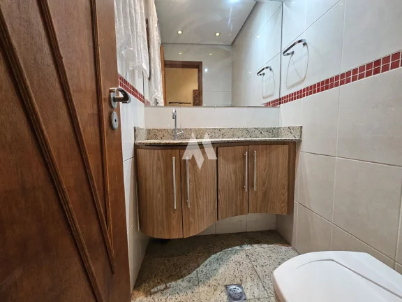 Imagem Casa com 3 Quartos e 4 banheiros à Venda na quadra da praia - Ponta da Praia - Santos/SP