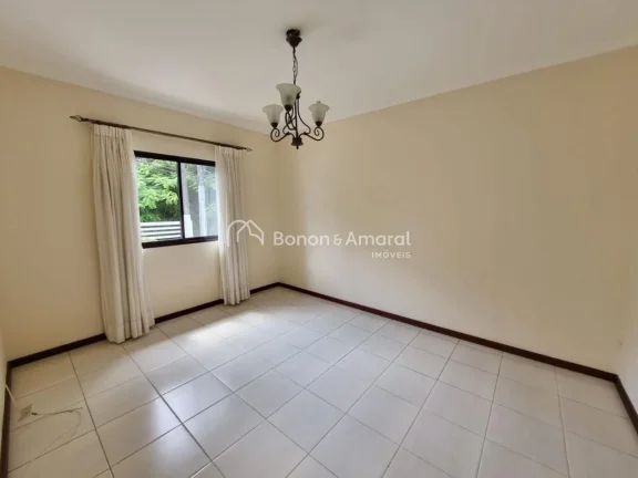 Imagem Charmosa e bem distribuída, esta casa de 182m² oferece conforto e praticidade em uma localização...