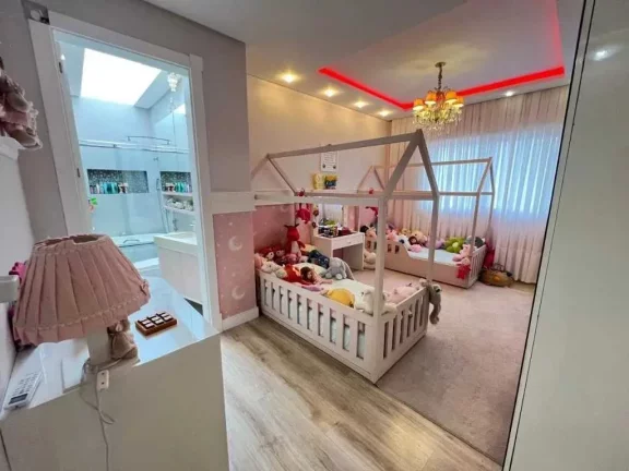 Imagem Casa de alto padrão em condomínio fechado com 5 suítes e 4 vagas de garagem em Itajaí