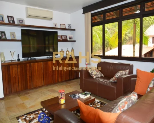 Imagem Linda Residência, no Condomínio Parc de France, Bairro Saguaçu. Arquitetura diferenciada, realiza...