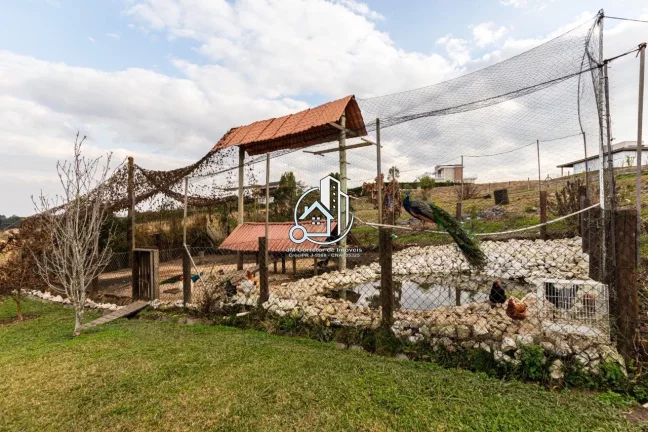 Imagem Casa de Madeira em Garapeira | 200m² | 2 Quartos (1 Suíte) | Terreno 3.561m² | Condomínio Fechad...