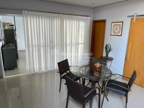 Imagem Sala com dois ambientes: jantar (com armários) e estar (com lareira a gás).
Sala de TV (com armár...