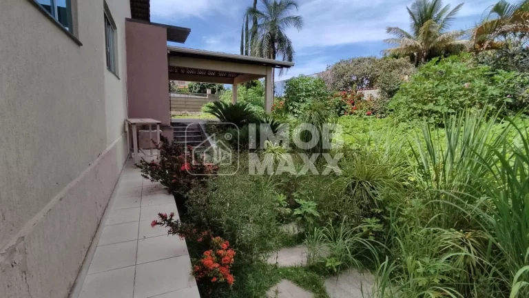 Imagem Casa de condomínio no Jardim Botânico, 4 quartos, 3 suítes, 360m², quintal de 1253m², venda adjudicada.