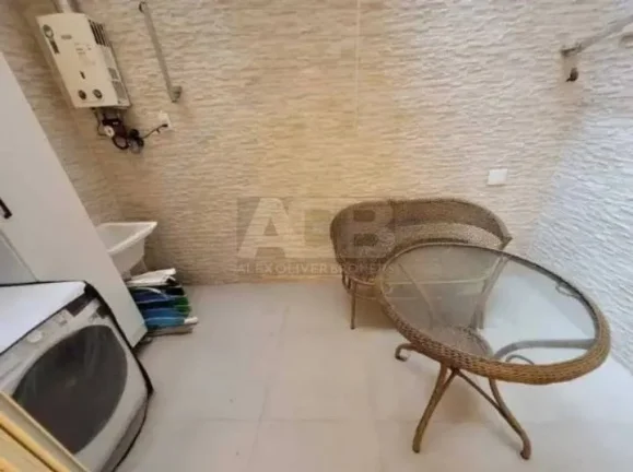 Imagem Apartamento à venda em Copacabana, 48m2, Quarto e Sala, 50 metros da Praia.