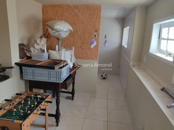 Imagem Localizada ao lado da área de lazer central do condomínio, com uma linda vista para mata. Casa est...
