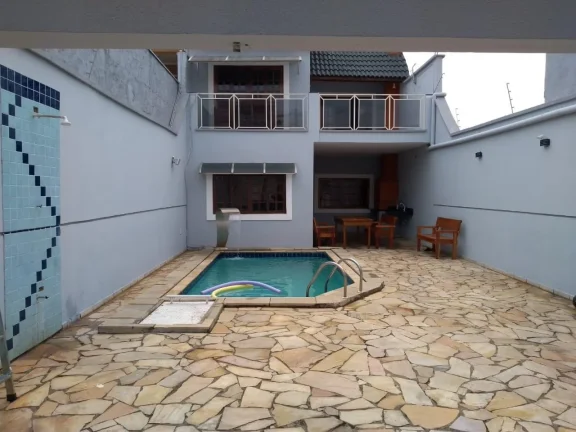 Imagem Sobrado com piscina aquecida, 02 dorm grandes com varanda sendo 01 suíte, área de serv. 02 wcs, 02...