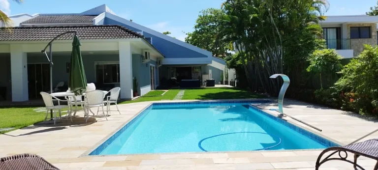 Imagem Casa em Condomínio Novo Leblon, em terreno de 1000 m², 6 suítes, jardins, piscina, área gourmet com churrasqueira.