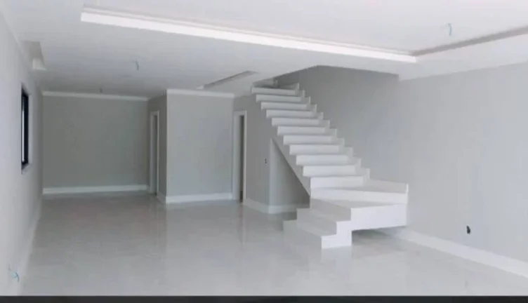 Imagem Casa Triplex Condomínio Interlagos de Itaúna