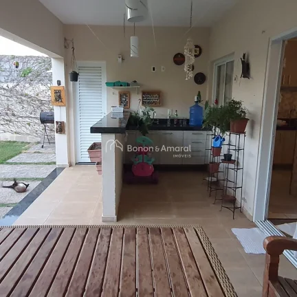 Imagem Linda casa em condomínio fechado em Barão Geraldo. A residência possui quatro suítes, dois banhe...