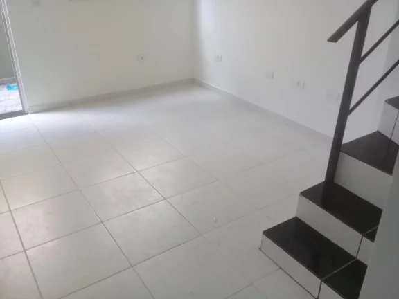 Imagem Sobrado em Condomínio para Locação em Praia Grande-SP, no Balneário Esmeralda: 2 quartos, 1 banheiro, 1 vaga, 60m².