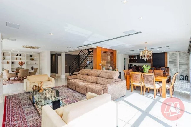 Imagem Casa de 310 m² com e suítes, 6 banheiros, 4 vagas, piscina e infraestrutura.