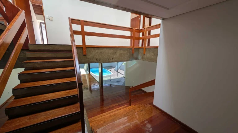 Imagem Casa com 5 dormitórios sendo 3 suítes e 4 vagas de garagem em Florianópolis/SC