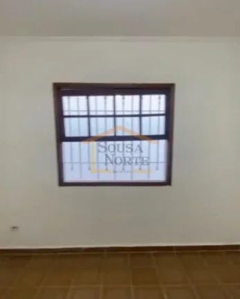 Imagem Casa térrea com 120m², abaixo do nível da rua, acesso lateral por escada, com cozinha, copa, sala...
