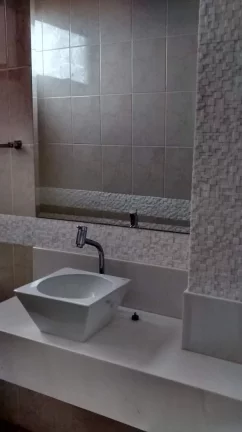 Imagem Área útil de 320 m². Triplex com 3 vagas de garagem, lavabo, ampla sala para 3 ambientes com saca...