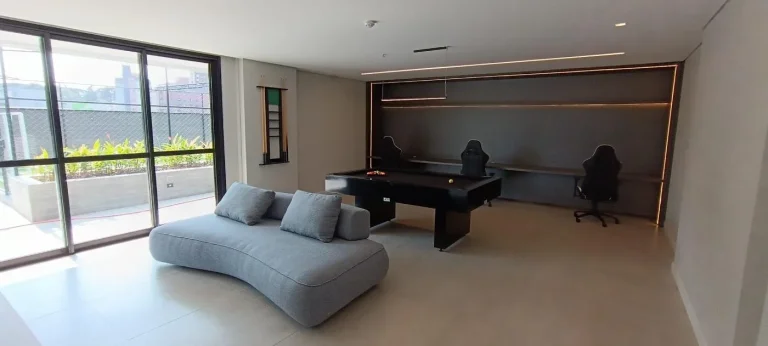 Imagem Apartamento no Cabral - 3 dormitórios - 101 m2. Sacada. Novo