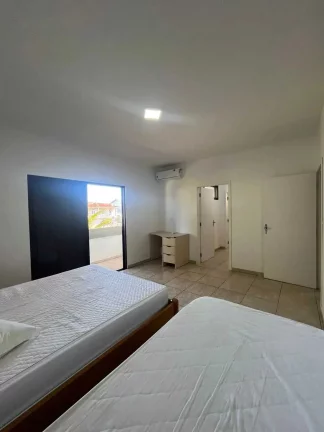 Imagem Sobrado com 4 dormitórios sendo 1 suíte e 2 vagas de garagem em São Francisco do Sul/SC