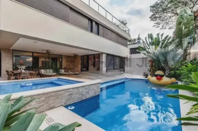 Imagem Descubra a verdadeira definição de luxo e sofisticação nesta deslumbrante casa no condomínio fechado do Jardim Europa. Com uma construção impecável de