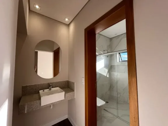 Imagem Casa Nova de Alto Padrão à Venda em Condomínio Tranquilo