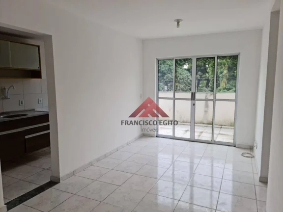 Imagem Ótimo apartamento térreo com ampla área externa e cozinha com armários no bairro do Sapé