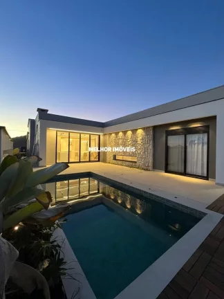 Imagem Casa Alto Padrão á venda com 3 suítes, um escritório, 4 vagas localizada em condomínio fechado em Camboriú.