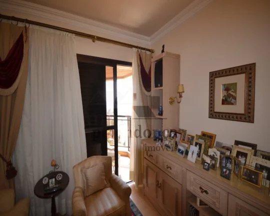 Imagem Apartamento com piso em madeira e armários, living para 03 ambientes, lavabo, 04 dormitórios sendo...