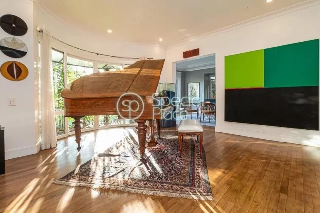 Imagem Casa em excelente localização no Jardim Guedala, direcionada para um lindo jardim com piscina em d...