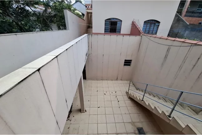 Imagem Casa para locação com 290m², 3 dormitórios, sendo 1 suíte, 4 vagas de garagem coberta e edícula com quarto e banheiro por R$4.500,00 - Vila Jaguara-SP
