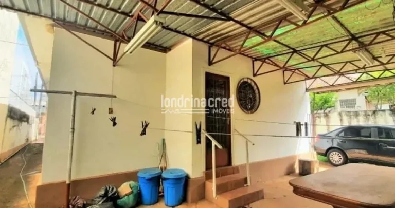 Imagem Casa no Centro de Londrina com amplo terreno de 562m², galpão nos fundos, quintal coberto e árvores frutíferas: fruta do conde, graviola e jabuticabeira.