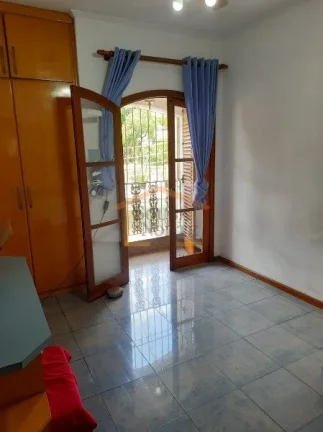 Imagem Sobrado com 208m². O imóvel possui 4 dormitórios, todos mobiliados, sendo 3 suítes, além de sac...