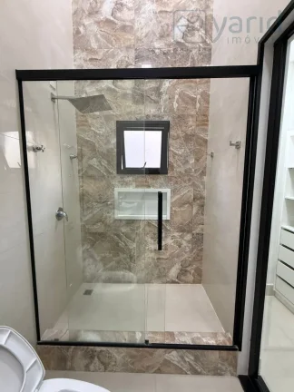 Imagem Casa em Condomínio à Venda em Localização Privilegiada: 3 Quartos, 1 Suíte, 3 Salas, 3 Banheiros, 4 Vagas de Garagem - 205,00 m².
