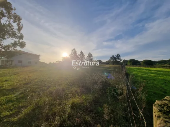 Imagem Chácara com 3 residências a poucos metros da cidade