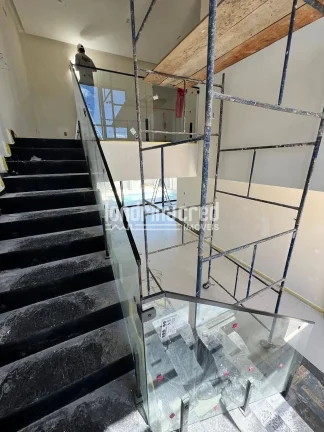Imagem Casa assobradada mobiliada, 3 suítes com sacada, closet, piscina, churrasqueira, placas solares, 4 vagas, casa inteligente e acabamento premium