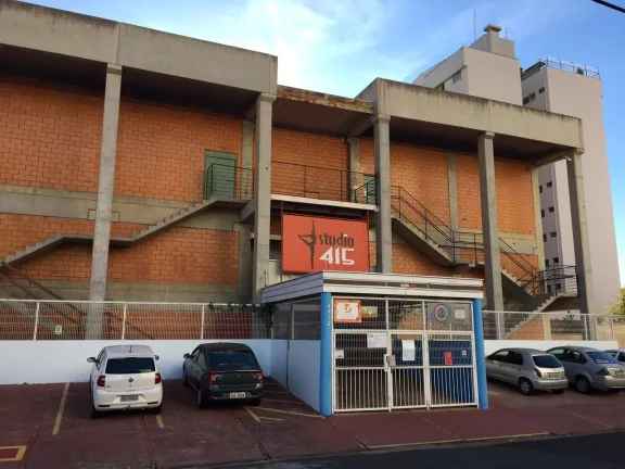 Barracão no centro com 412m², com estrutura para lojas, academia, deposito, etc. Estacionamento co...