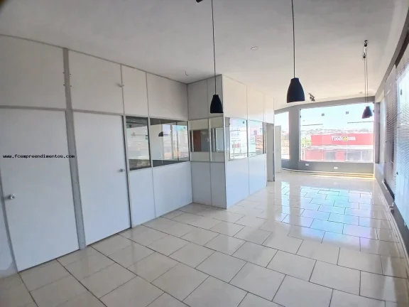Imagem Salão Comercial para Locação em Limeira, Vila Queiroz, 1 banheiro, 3 vagas