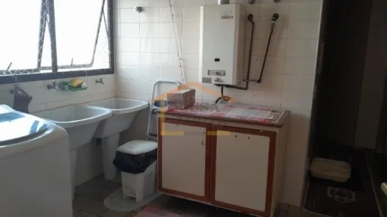 Imagem Apartamento de 300 m² (originalmente 273 m² na escritura), sendo um apartamento por andar. Possui ...