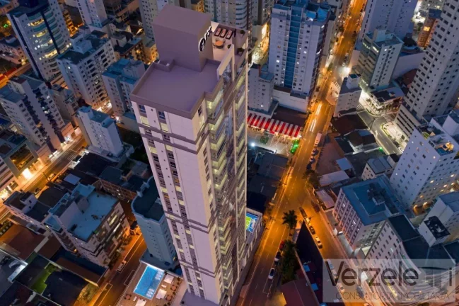 Imagem Apartamento 4 ou + dormitórios para Venda em Balneário Camboriú / SC no bairro Centro